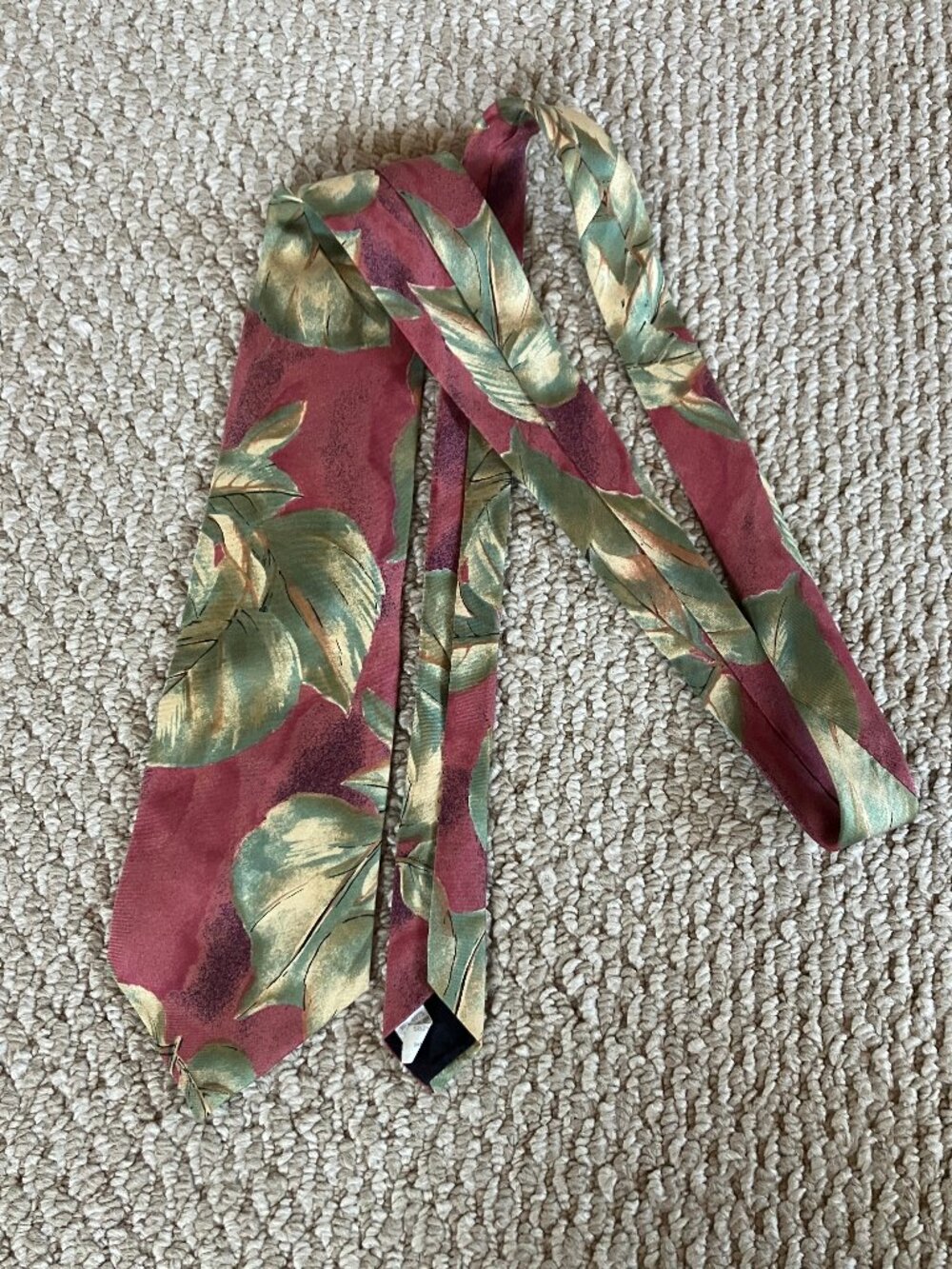 Wembley Mens 100% Silk Neck Tie Floral Pattern Length 56" Width 4"‎ made in USA